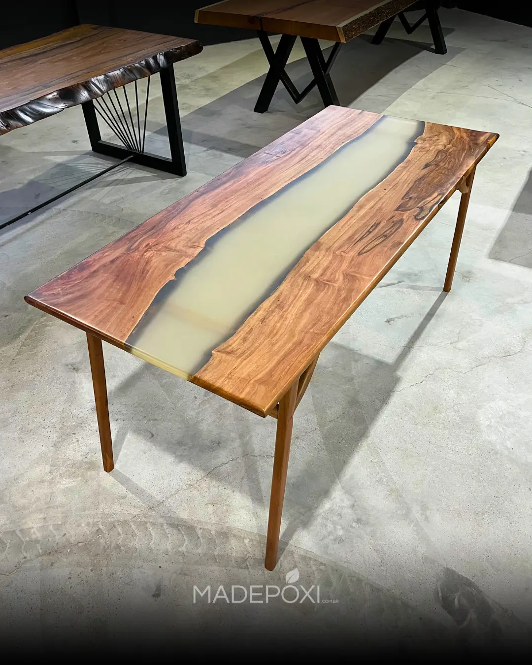 MESA RIVER TABLE (FUME) ESCRITÓRIO