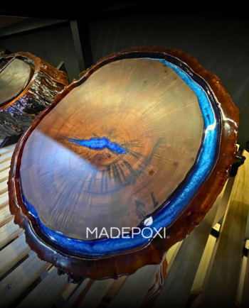 Tábua resinada com canaleta azul perolada